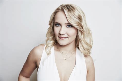 4 Reasons Young And Hungrys Emily Osment Is Our Ultimate Wcw