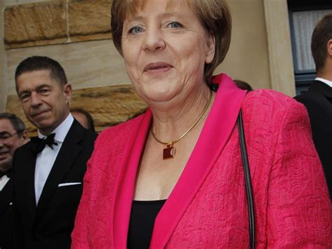 ´durchhalten bis wir durch sind´, appelliert kanzlerin angela merkel. Trendy! Angela Merkel im schicken Promiflash-Pink ...
