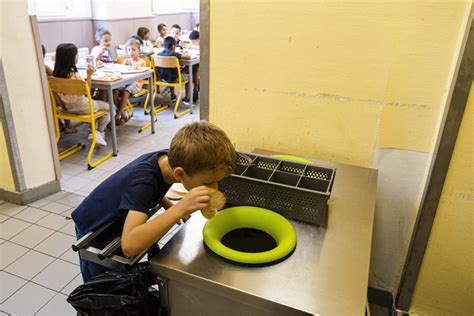 Atteint Dautisme Olivier âgé De 10 Ans Est Exclu De La Cantine De