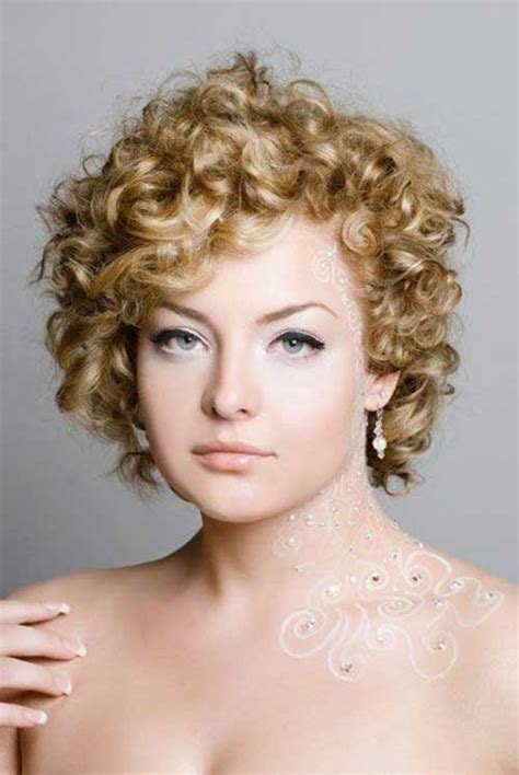 Women with a narrow face are ideal for this type of hair because it adds lots of volume around cheekbones and even some height. 20 Cute Short Haircuts For Curly Hair | Short Hairstyles ...