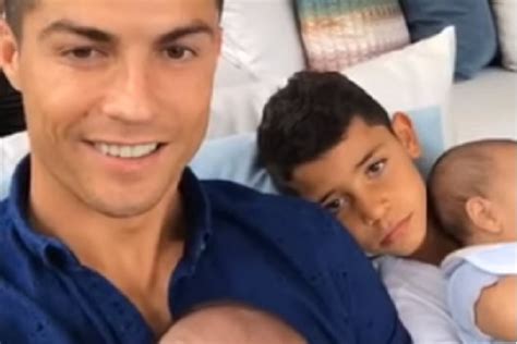Vídeo Quase 15 Minutos Em Direto Com Cristiano Ronaldo E Os Três Filhos