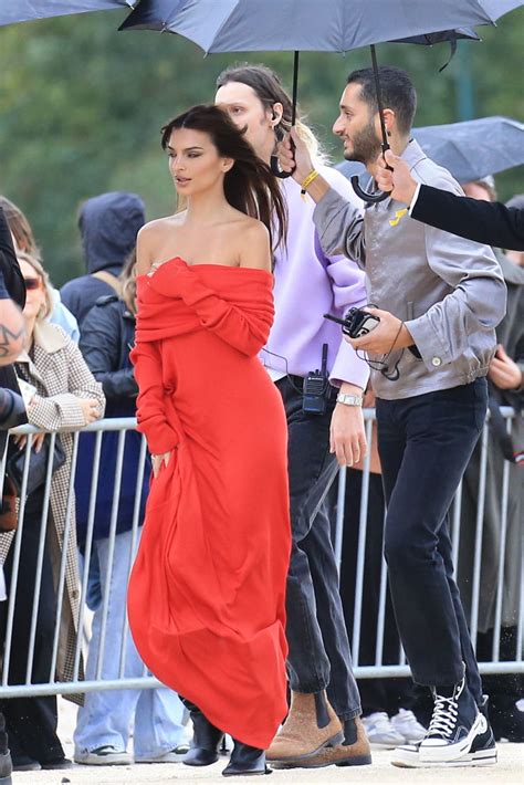 Emily Ratajkowski Arriving at the Loewe Fashion Show in Paris 09/29