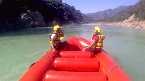 the thrill of white water rafting on ganga river rishikesh tripoto