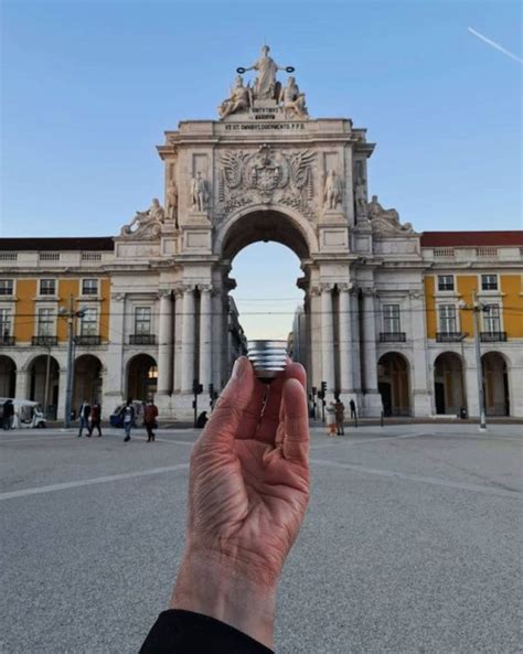 20 Playful Photography Compositions Made Using Forced Perspective