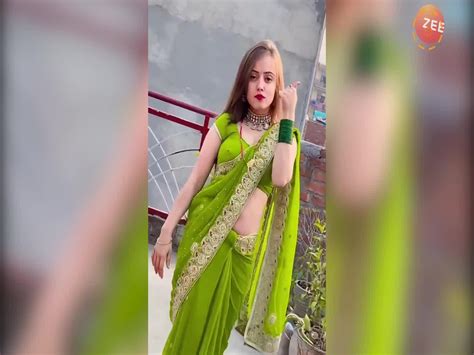 Desi Bhabhi Ka Dance On Wearing Green Saree Desi Thumke Dance Video Goes Viral हरी साड़ी में