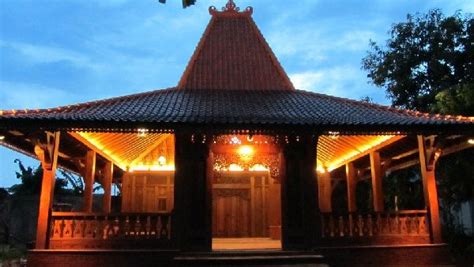 Dari sabang sampai merauke, setiap daerah memiliki adat istiadat yang khas. Rumah Adat Jawa Tengah: Sejarah, Bentuk, Filosofi, Bagian ...
