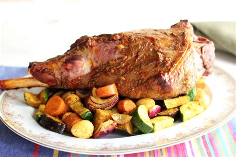 Christmas in australia is in the middle of summer, therefore the usual christmas meal is often salads and cold meats, while some of the older generation still have the traditional roast meats, baked vegetables and plum pudding. 15 Unique Christmas Meals From Around the World