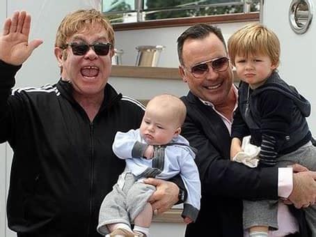 Kinder, die in homosexuellen partnerschaften aufwachsen, entbehren nicht nur mindestens einen die allermeisten kinder wünschen sich eine familie mit vater und mutter, auch wenn sie in einer. Warum konnte Elton John ein Kind aus der Ukraine nicht ...