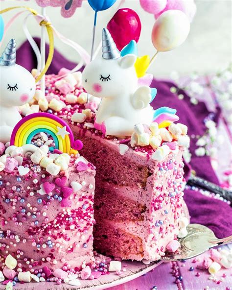 An seinem geburtstag möchte man viel spaß und gute laune haben und als freund oder bekannter sollte man ebenso interesse daran haben, dass das geburtstagskind frohen mutes in das neue lebensjhar eintritt. Einhorn-Torte - einfaches Rezept für Mädchen Geburtstagstorte | Rezept | Torte kindergeburtstag ...