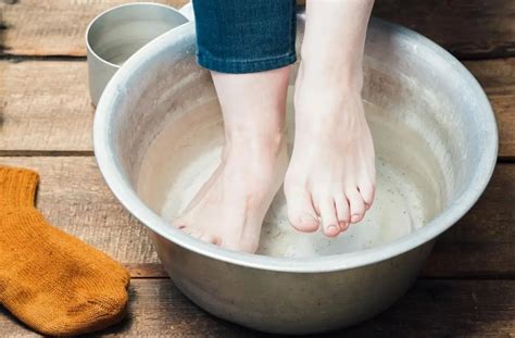 How To Make A Vinegar Foot Soak Tips Benefits And Risks