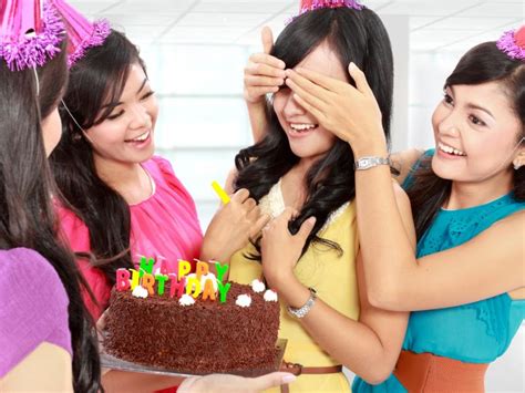How To Throw A Surprise Birthday Party With Evite Bethere Evite