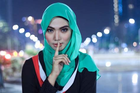 how to attract malaysian women deconstructing attractive men s body language