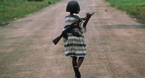 Elige entre un arsenal de armas, usa miras para apuntar, y dispara a. Voces: La guerra no es juego de niños: 300 mil menores son soldados | NOTICIAS PERU21 PERÚ
