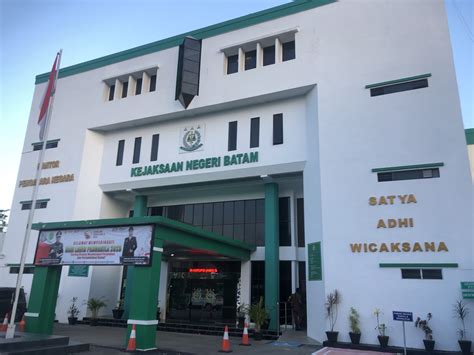 Kantor Kejaksaan Negri Kota Batam di duga pintu lantai 2 menutupi akses