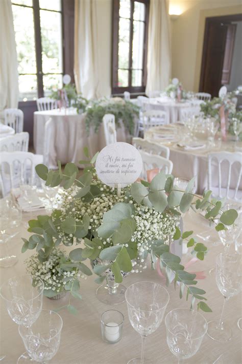 Questa composizione di fiori bianchi è adatta per un anniversario di matrimonio, un compleanno oppure per i nuovi sposi. Pin su Silvia e Lorenzo