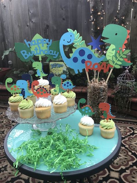 Dinosaur Centerpiece Comes With Two Large Dinosaurs Two L Tartas De
