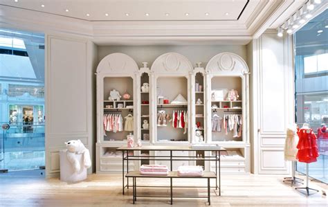 Коллекция детали backstage первый ряд. Discover the new Baby Dior and Dior Kids boutique in Paris