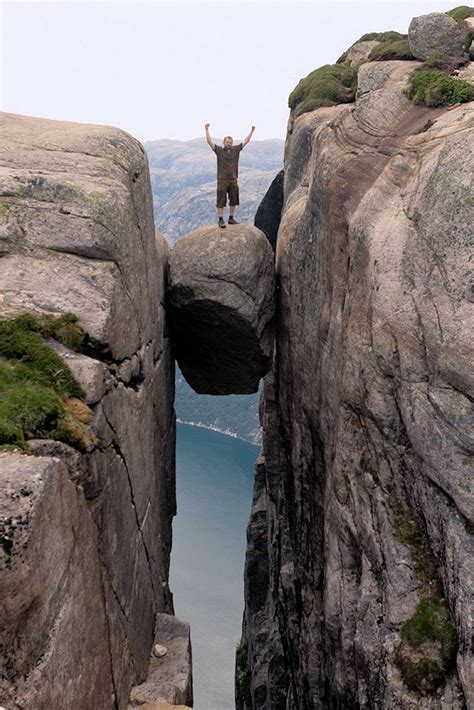 The hike to kjeragbolten is moderately strenuous. Kjeragbolten i Norge