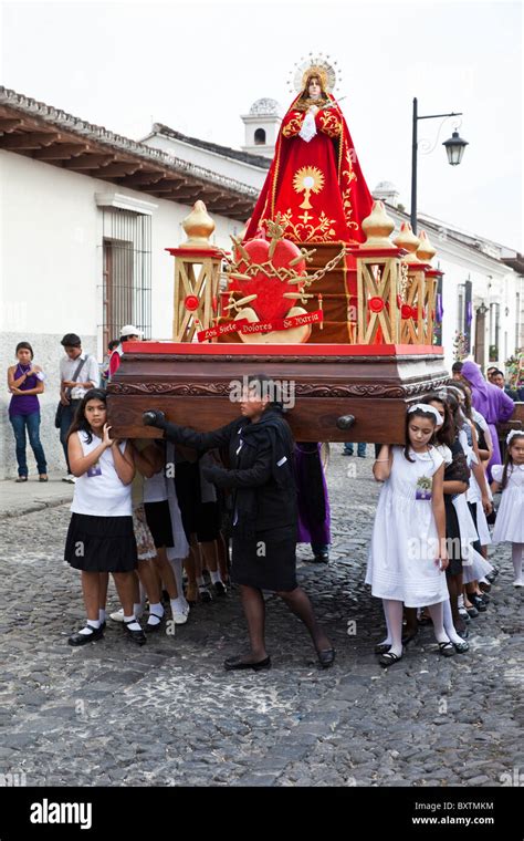 Antigua Guatemala Semana Santa Semana Santa Las Niñas Llevan Un Anda Flotación En Una