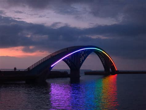 Rainbow Bridge Glowing In The Night In Taiwan Pics