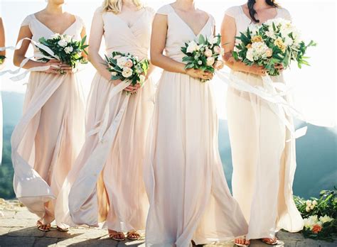 Selain pengantin dan baju keluarga, kamu juga perlu menyediakan seragam bridesmaid. Tips Membuat Gaun Pengantin dan Bridesmaids - Uprint.id