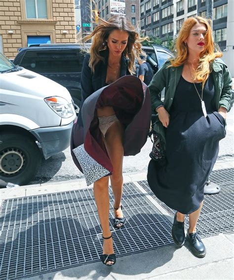 Jessica Alba Has An Unexpected And Embarrassing Upskirt Foto Porno