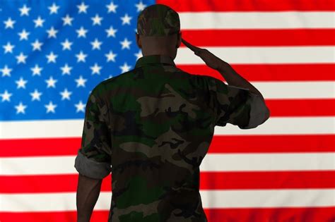 Soldado Saludando A La Bandera Americana Foto Premium