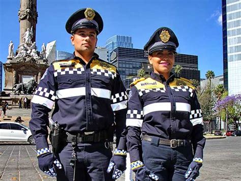 Nuevo uniforme, 'bodycam', y otros cambios en la policía nacional. Policías de tránsito de la Ciudad de México utilizarán ...