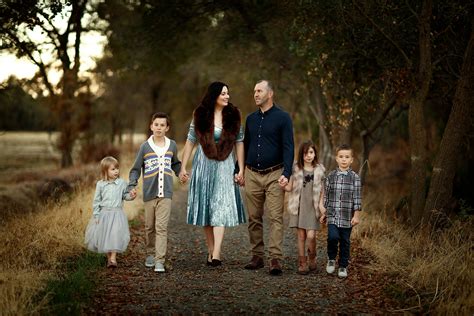 Family Pictures Outfits Ideas And Tips | Bidun Art