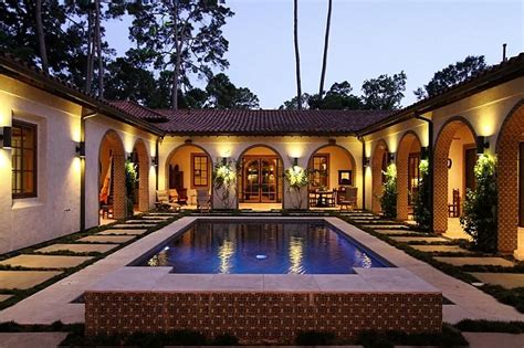 Found primarily in the southwest, texas, california, and florida, spanish revival home designs draw on the heritage and architectural detail of america's spanish colonial history. courtyard house plans - Google Search | Casas de estilo ...