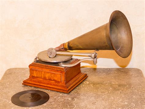 The Zon-o-phone Phonograph. Front mount model identification