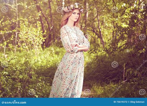 Bella Donna Bionda Con La Corona Del Fiore Sulla Sua Testa Fotografia Stock Immagine Di Fiore