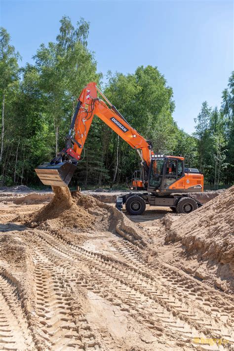 Doosan DX210W-7 / Přehled nejnovějších strojů (listopad 2021) / První