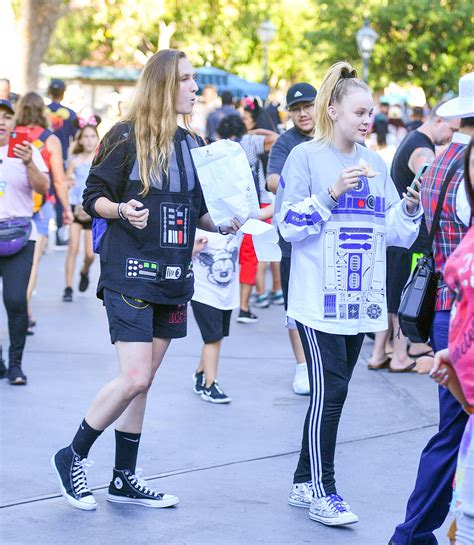 Jojo Siwa Girlfriend Kylie Prew Show Pda At Disneyland Photos