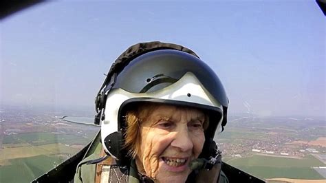 Female Spitfire Pilot Takes To The Skies 70 Years After Last Flying The Plane Daily Mail Online