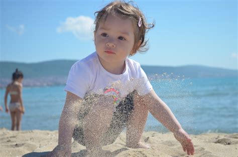 Безплатна снимка плаж море пясък човек хора момиче играя момче