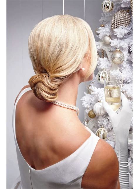 A Classic Chignon In 4 Easy Steps Formal Hairstyles Formal