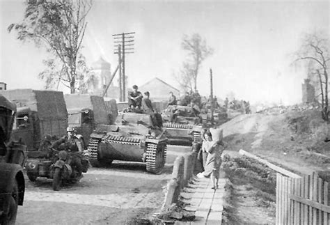 Panzer Ii Of The 12 Panzer Division Near Tichwin 1942 World War Photos