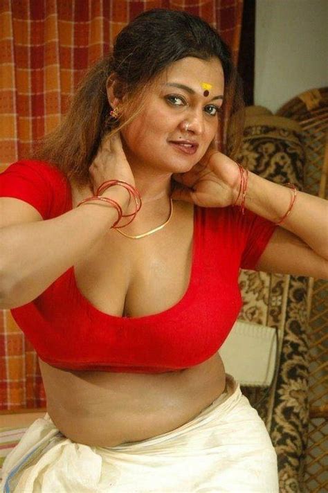 tamil hot aunties navel and clevage show photos