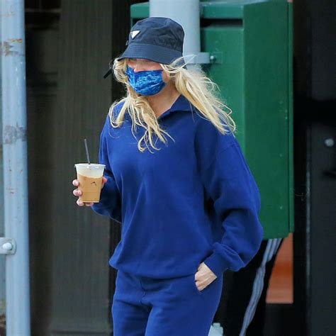 Pregnant ELSA HOSK And Tom Daly Out For Coffee In New York 11 10 2020