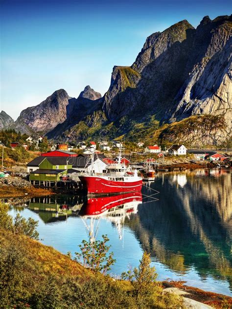 Noruega Ilhas De Lofoten Fiordes Das Montanhas Da Paisagem Da Costa