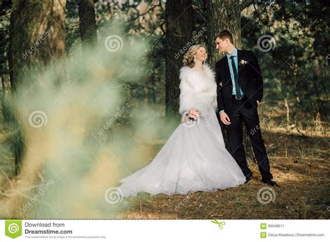 Bride And Groom In A Park Uple Newlyweds Bride And Groom At A Wedding In Nature Green