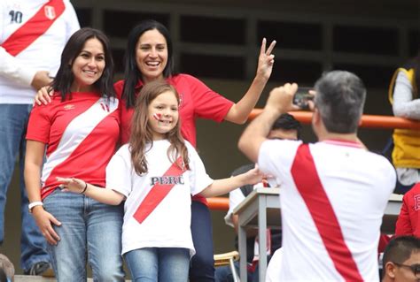 El escudo del perú es el símbolo nacional heráldico oficial del perú, el cual es empleado por el estado peruano y las demás instituciones públicas del país. Pin by Diana Conde Shihuango on Camiseta de Perú ...