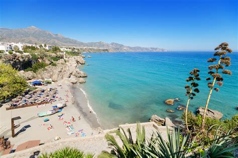 Nerja heeft in totaal 16 kilometer strand met poederachtig zand en sprankelend helder water. Die 10 besten Strände von Malaga und die Costa del Sol