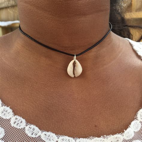 Cowrie Shell Pendant Choker Necklace