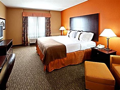 Book a room in louisville. 8 Hotel Rooms with Jacuzzi in Louisville - Anna's Guide 2020