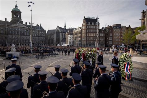dutch king lays wreath thousands attend remembrance event