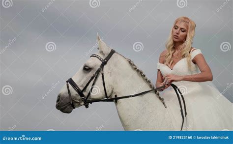 Loira Linda Num Vestido De Noiva Branco Cavalgando Um Cavalo Filme V Deo De Cuidado Weekend