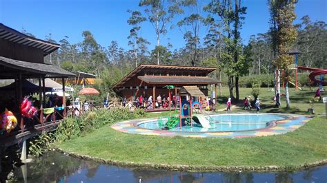 Gak hanya wisata alam yang sangat indah, ada juga kolam renang dengan fasilitas lengkapnya. Kolam Renang Air Hangat di Bandung