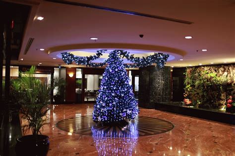 Traditionally this holiday season is about decorating the tree, building snowmen, singing carols, baking and eating cookies and visiting friends and family in the days running up to (and after) december 25th. MALAYSIAN LIFESTYLE Blog: Christmas ...... early ...